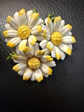 Vintage 60s Yellow & White Daisy Trio Brooch Pin Daisies